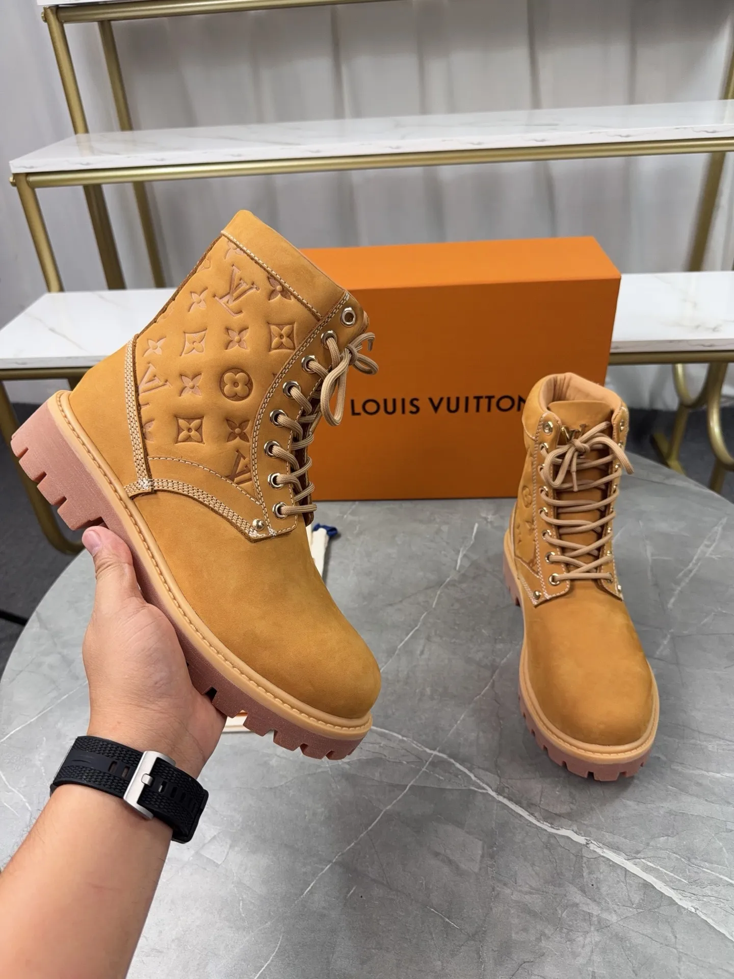 p720🐮🐮2025 top version: couple style LV presbyopia, embossed rhubarb boots, ankle boots, embossed waterproof nubuck cowhide boots, relying on the brand's exquisite craftsmanship to carefully reshape the classic T 6-inch boot shape in Italy to create an American-style autumn and winter men's and women's wear show. The original laces and outsole are exquisitely detailed, and the leather label expresses the cooperation logo. Exquisite packaging at the delivery counter🛍📦 ▪️Fabrics: Original customized imported first-layer cowhide ▪️Inner lining: Original customized leather lining/mesh lining ▪️Outsole: Original molded anti-slip rubber material ▪️Sole thickness: 3.5CM ▪️Size: 35-40 for women and 39-46 for men